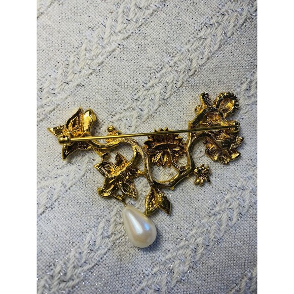 Vintage Avon Brooch Enamel Butterfly Pearl Dangle Gold Tone Bee Flowers 4119 - Picture 5 of 9